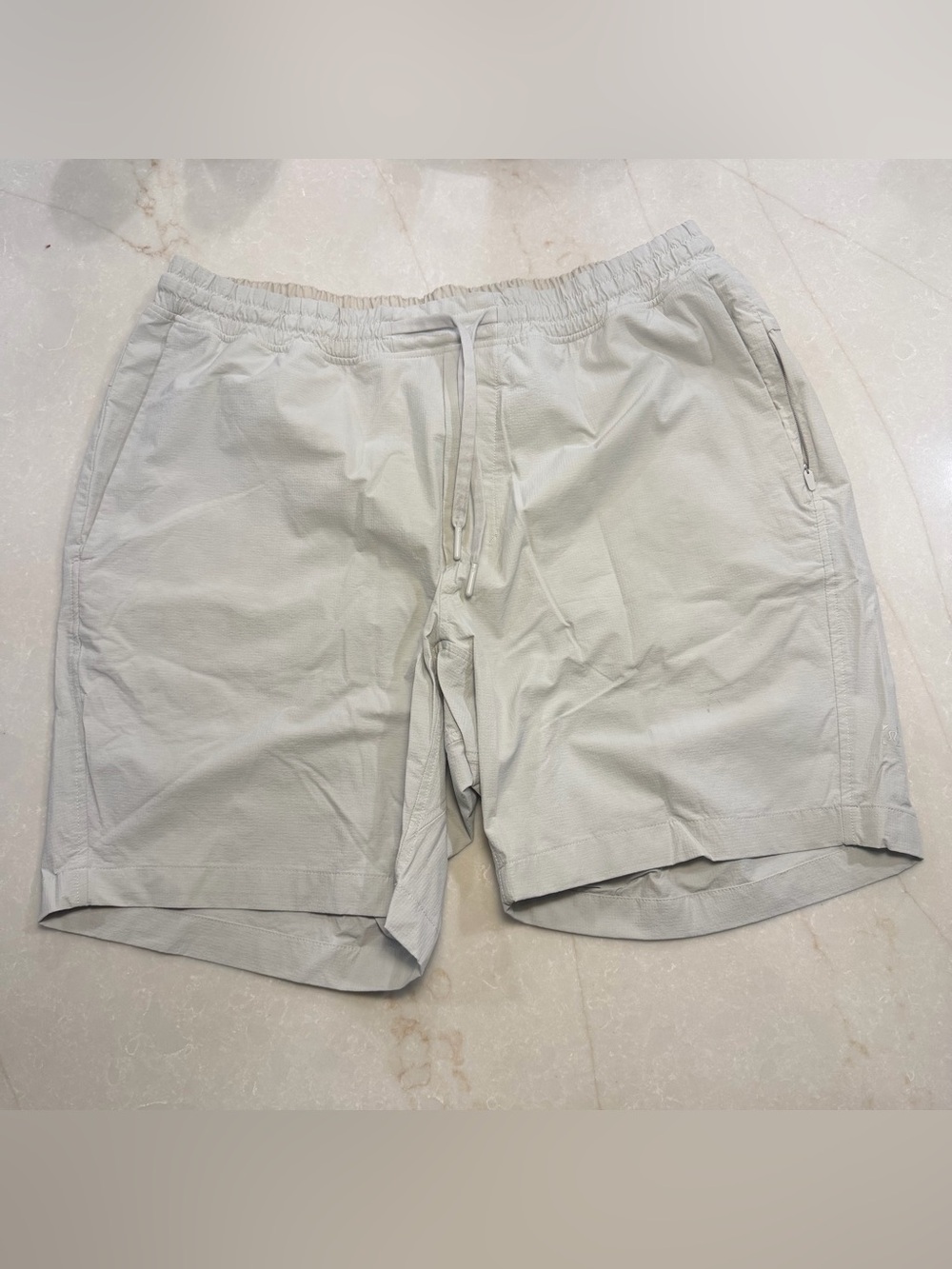 Lululemon Mens Bowline 8” Shorts Vapor Grey/White Size XL